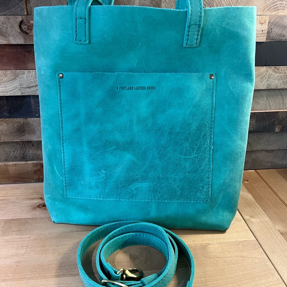 Portland Leather Goods Reef classic full size crossbody, new. Premium quality.